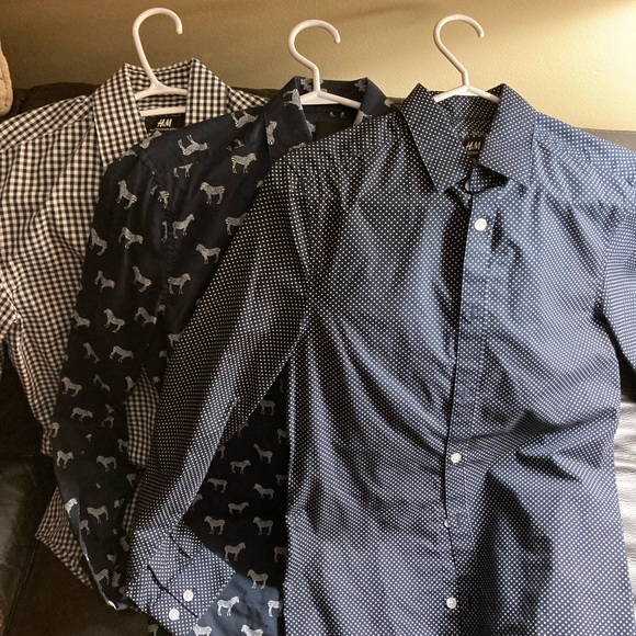 Mens H&M size XS blue and white checkered button up shirt. - Picture 4 of 4